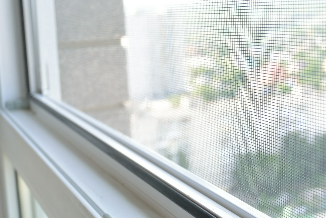 okno z moskitierą